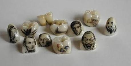 De tatuajes hasta los dientes...