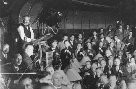Arturo Toscanini en el foso de orquesta de Bayreuth © De Agostini Picture Library