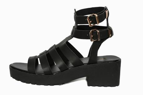 Sandalias negras de gladiador para look casual y de fiesta
