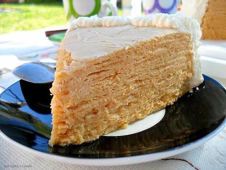 Tarta de obleas con crema pastelera y nata