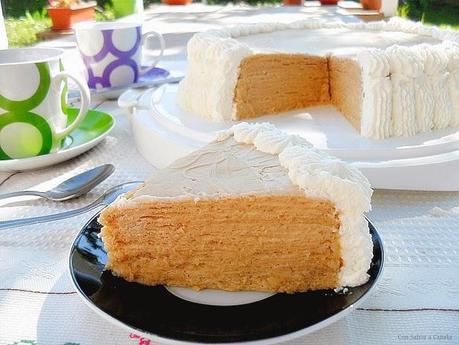 Tarta de obleas con crema pastelera y nata