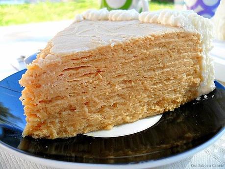 Tarta de obleas con crema pastelera y nata