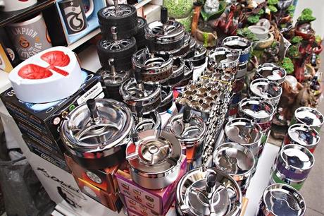 Por favor, apaguen aquí los cigarrillos...