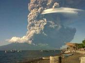 Increíbles imágenes enorme erupción volcán Indonesia
