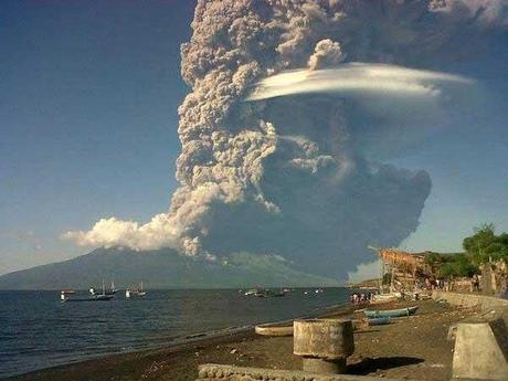 erupción del volcán Sangeang Api, Indonesia