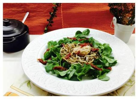 Ensalada de canónigos y gulas con crema de queso de tomate seco y albahaca