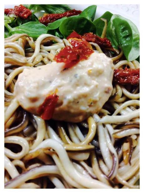 Ensalada de gulas y canónigos con crema de queso de tomates secas y albahaca