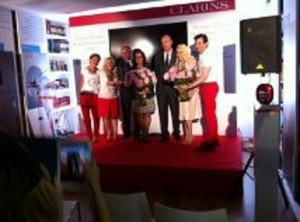 clarins posado equipo y director