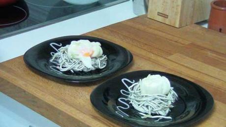 Huevo poché sobre nido de gulas al ajillo - Cocina para dos Cap. 1