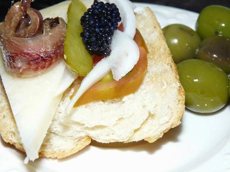 Canapé de queso manchego anchoas caviar tomate pepinillo y cebolla