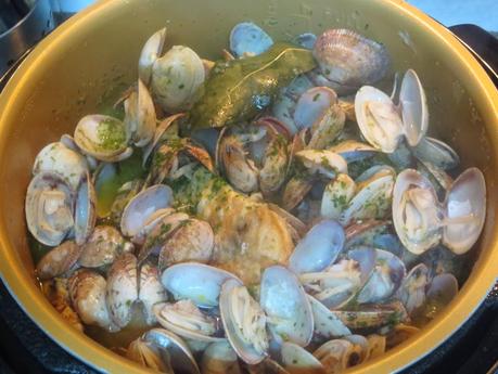 Merluza a la romana con almejas olla GM