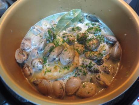 Merluza a la romana con almejas olla GM