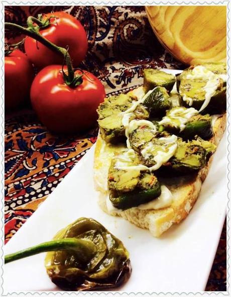 Tosta de tortilla paisana en piimiento sobre crema de mahonesa con crujiente de verduras