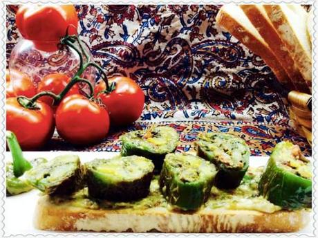 Tosta de tortilla paisana en pimiento con crema de mahonesa con crujientes.