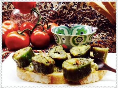 Tosta de tortilla paisana en pimiento sobre crema d mahonesa con crujiente de verduras