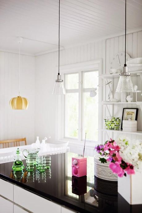 UNA CASA EN SUECIA BLANCA Y CON COLORES CLAROS.