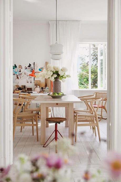 UNA CASA EN SUECIA BLANCA Y CON COLORES CLAROS.