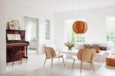 UNA CASA EN SUECIA BLANCA Y CON COLORES CLAROS.