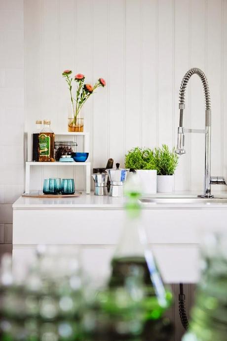 UNA CASA EN SUECIA BLANCA Y CON COLORES CLAROS.