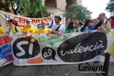 Multitudinaria  manifestación en Valencia  por la escuela pública en valenciano.