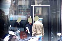 La infidelidad laboral. Reunión de dos hombres en la calle donde se entregan documentos