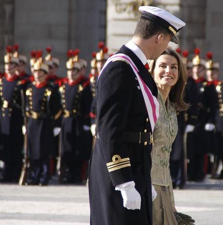 Chaqueta brocada y falda de seda a juego, en verde caqui, una elección poco favorecedora pero que Letizia ha llevado hasta tres veces en la Pascua Militar, como en esta ocasión en 2010 (Imagen: Ferminius:Foter).