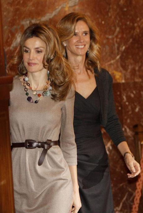 Cintura marcada con cinturón fino anudado, durante un acto en 2011 junto a la ex ministra Garmendia, uno de los looks también más acordes al estilo de la princesa Letizia (Imagen: Xornalcerto-Foter).