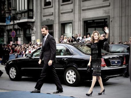 En octubre de 2009, en la entrega de los premios Príncipe de Asturias en Oviedo, con un vestido de encaje negro de Felipe Varela y melena ondulada (Imagen: JLMaral:Foter)