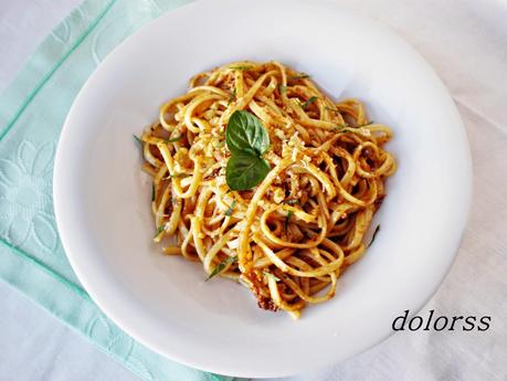 Tallarines con salsa de tomates secos y nueces