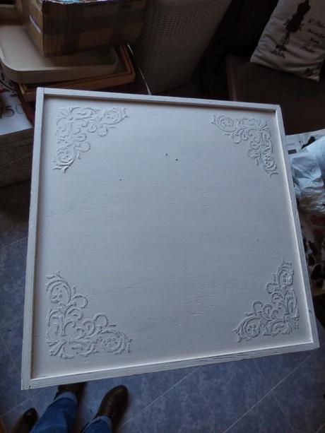 Caja grande con pintura de pizarra, decoupage y stencils