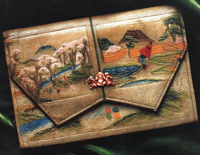 Bolso de piel decorado con motivos japoneses, 1920. Kioto Costume Institute