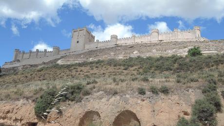 Vista del castillo desde el pie de la loma.