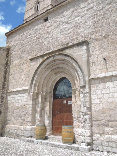 Iglesia bar; la salvación y el pecado en un solo edificio.