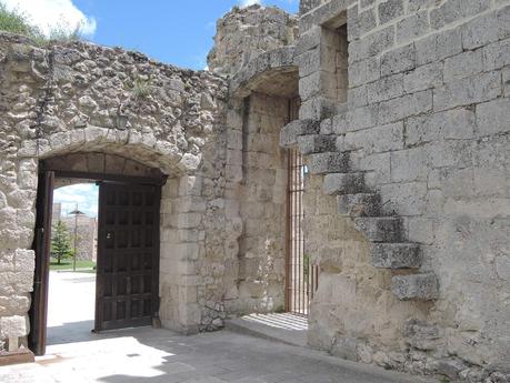 Castillo de Cuéllar. Puerta, y peldaños en voladizo que subían a las almenas.