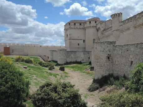 Castillo y murallas de Cuéllar, bajo el inclemente sol.