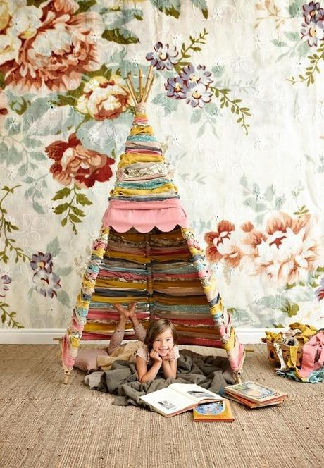 UN ESPACIO INFANTIL CON UN GUIRNALDA DE TULIPAS + DIY TIPI