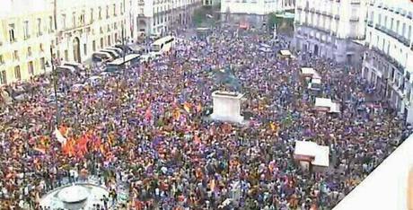 Abdicó el Rey; los republicano exigen un referéndum.