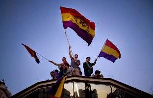 Abdicó el Rey; los republicano exigen un referéndum.