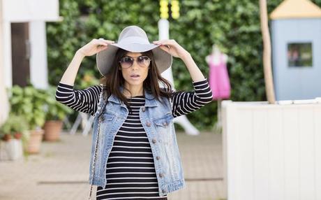 street style barbara crespo zara hat stripes dress denim jacket fashion blogger outfit blog de moda