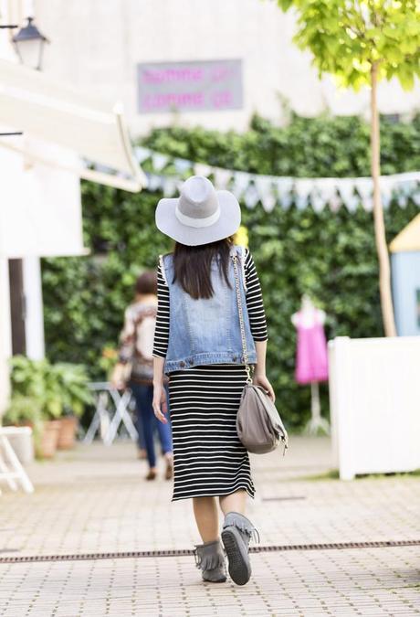 street style barbara crespo zara hat stripes dress denim jacket fashion blogger outfit blog de moda