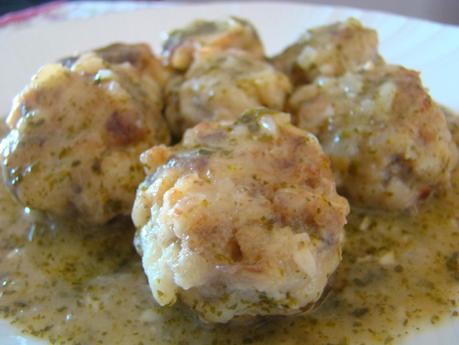 ALBONDIGAS DE BACALAO, PIÑONES Y MORCILLA EN SALSA VERDE