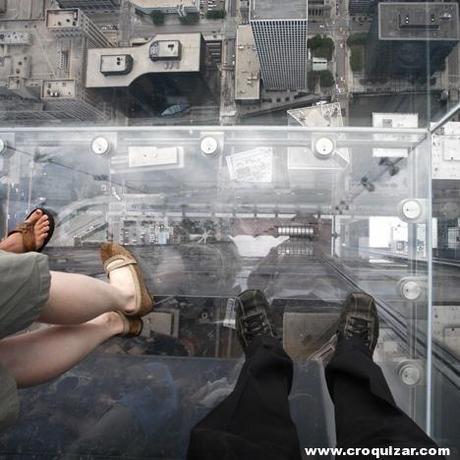 El mirador del cristal del edificio más alto de Chicago se fisura bajo los pies de sus visitantes Willis-Tower_Croquizar-1