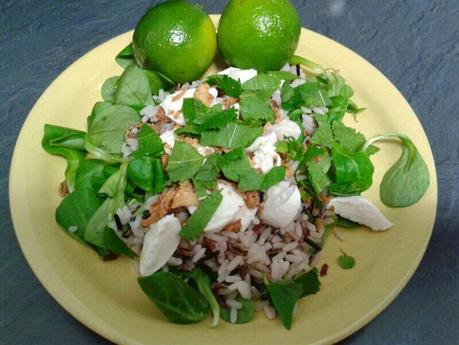 Ensalada de arroz salvaje, vaporizado y rojo con menta y lima