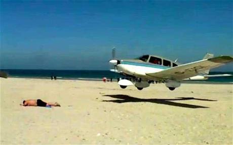 Avión casi aterriza encima de un bañista en playa alemana