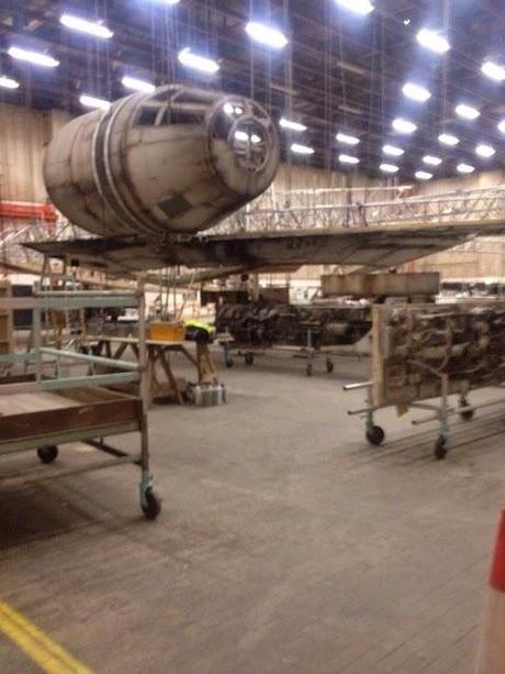 EL FAMOSO HALCÓN MILENARIO DESDE EL SET DE RODAJE DE 'STAR WARS: EPISODIO VII'