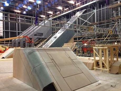 EL FAMOSO HALCÓN MILENARIO DESDE EL SET DE RODAJE DE 'STAR WARS: EPISODIO VII'