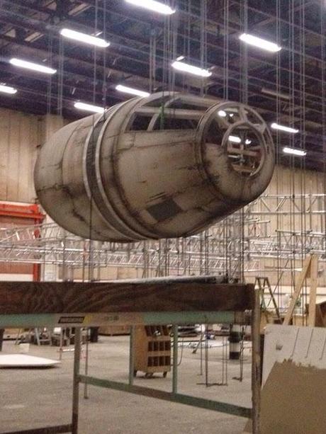 EL FAMOSO HALCÓN MILENARIO DESDE EL SET DE RODAJE DE 'STAR WARS: EPISODIO VII'