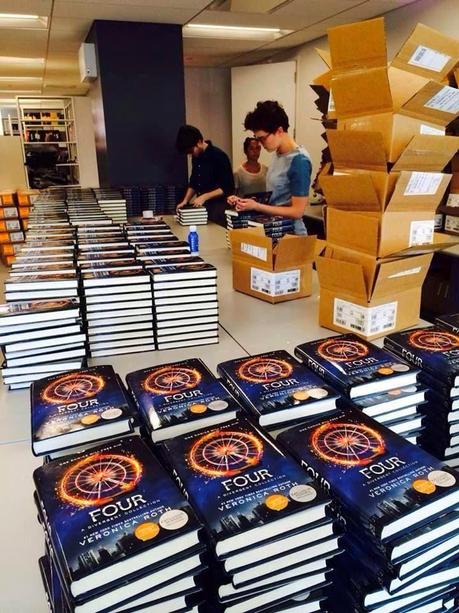 Veronica Roth firmando FOUR: A Divergent Collection