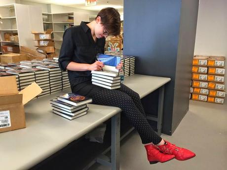 Veronica Roth firmando FOUR: A Divergent Collection