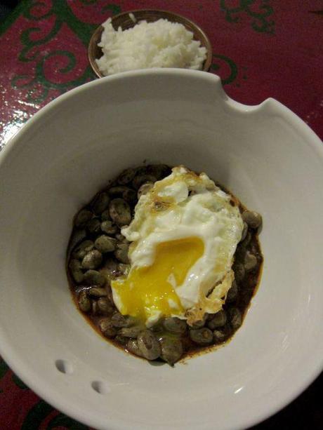 habas-picantes-con-huevos-rotos-